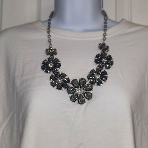 Women"s Fashion Jewlery Necklace and Matching Earings.